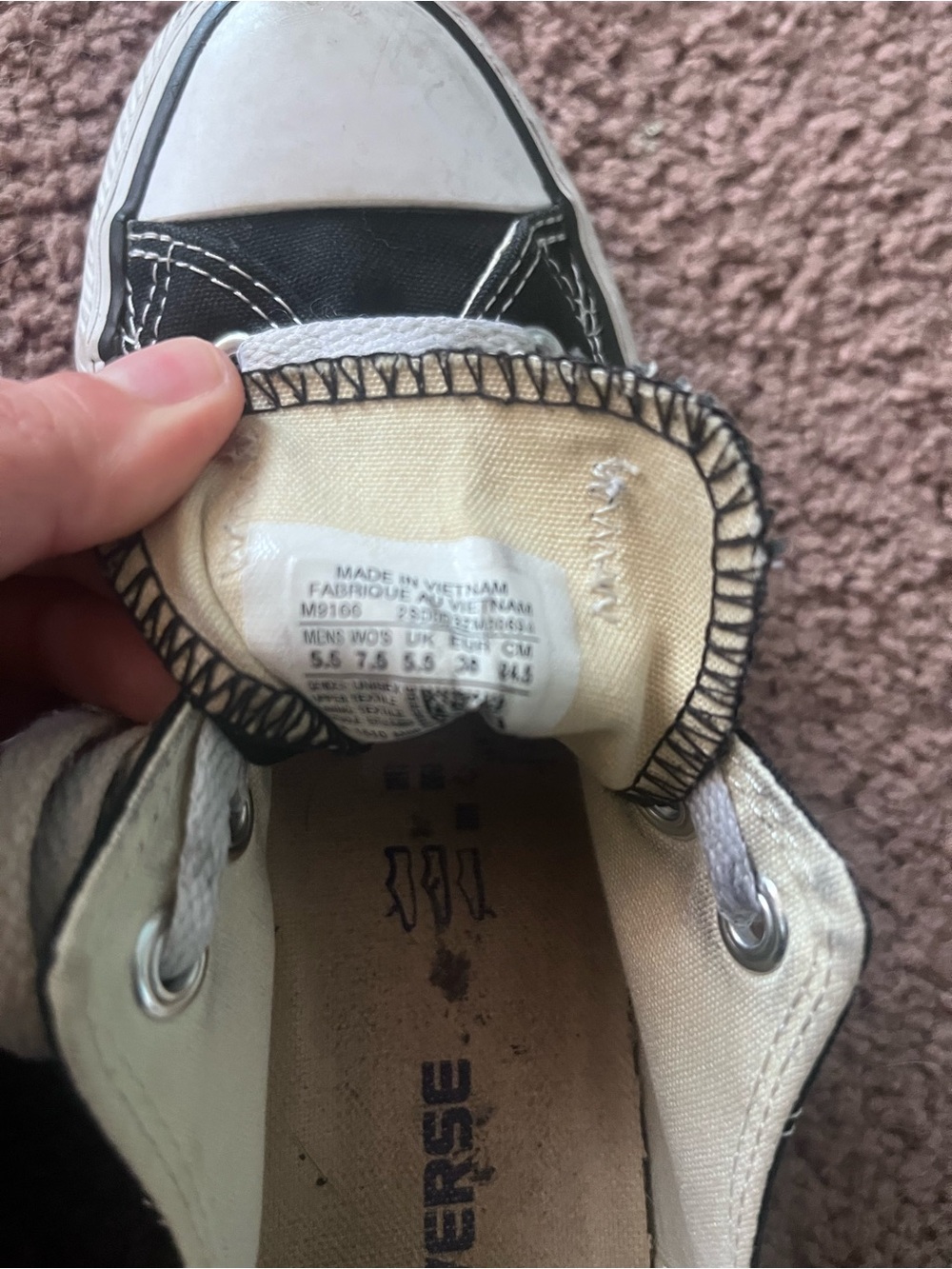 Women’s size 7.5 Black Converse - Picture 3 of 3